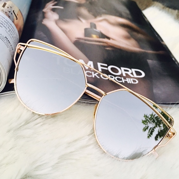 Urban Outfitters Accessories - Women's Gold Mirrored Oversized Sunglasses